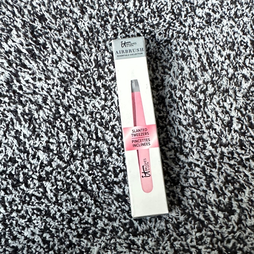 Tweezers it cosmetics